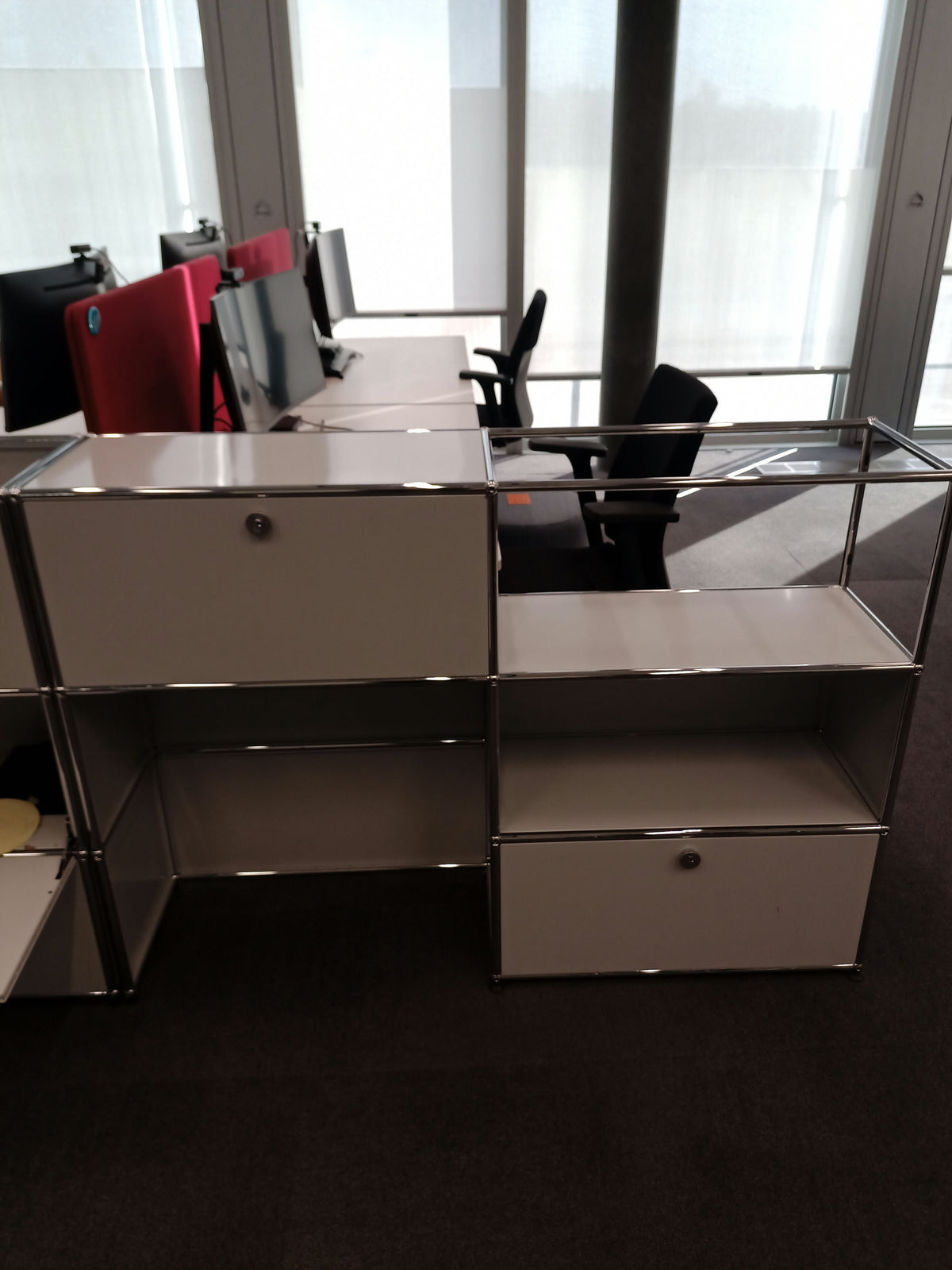 USM Haller Regal 2x3, Lichtgrau, 1 Klapptüre, 1 Ausziehtüre – geschlossen
