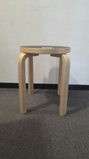 Artek Aalto Hocker E60, Birke natur, Sitz Linoleum Schwarz