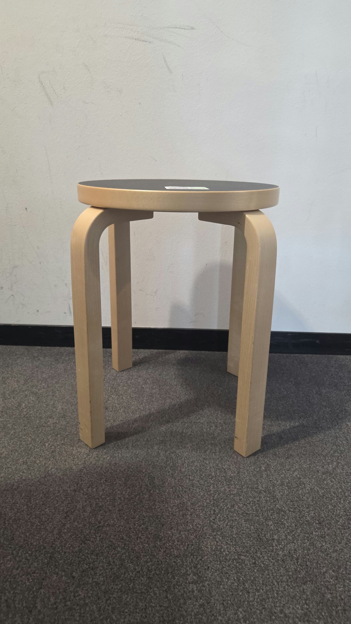 Artek Aalto Hocker E60, Birke natur, Sitz Linoleum Schwarz