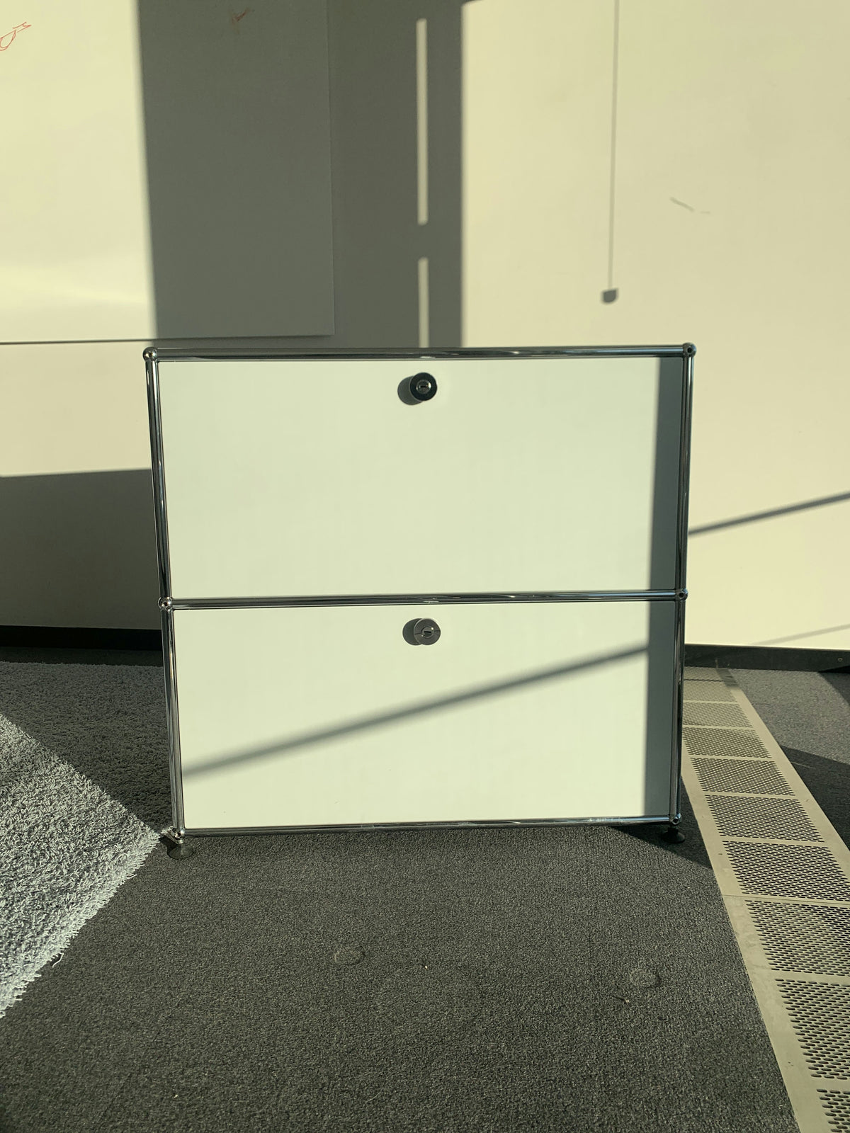 USM Haller Regal 1x2, Lichtgrau, 2 Ausziehtüren, 1 Ausziehtablar – geschlossen
