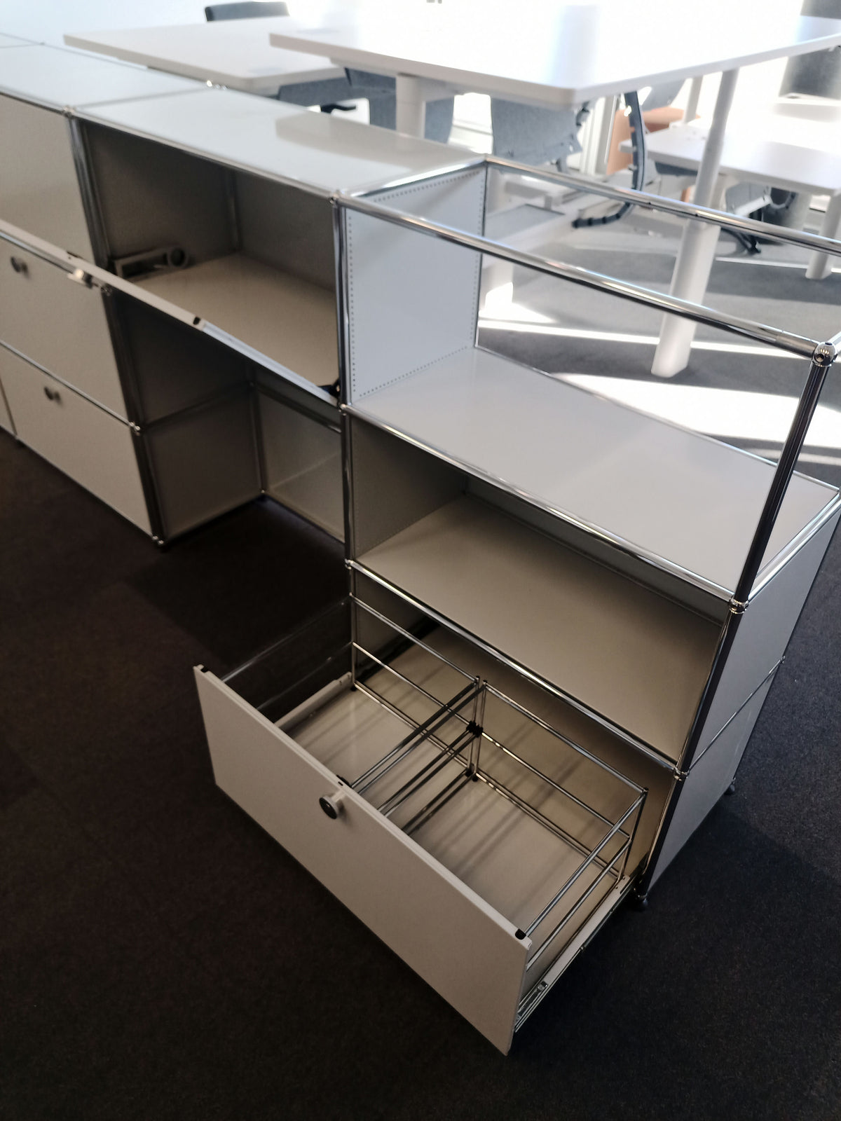 USM Haller Regal 2x3, Lichtgrau, 1 Klapptüre, 1 Ausziehtüre – offen