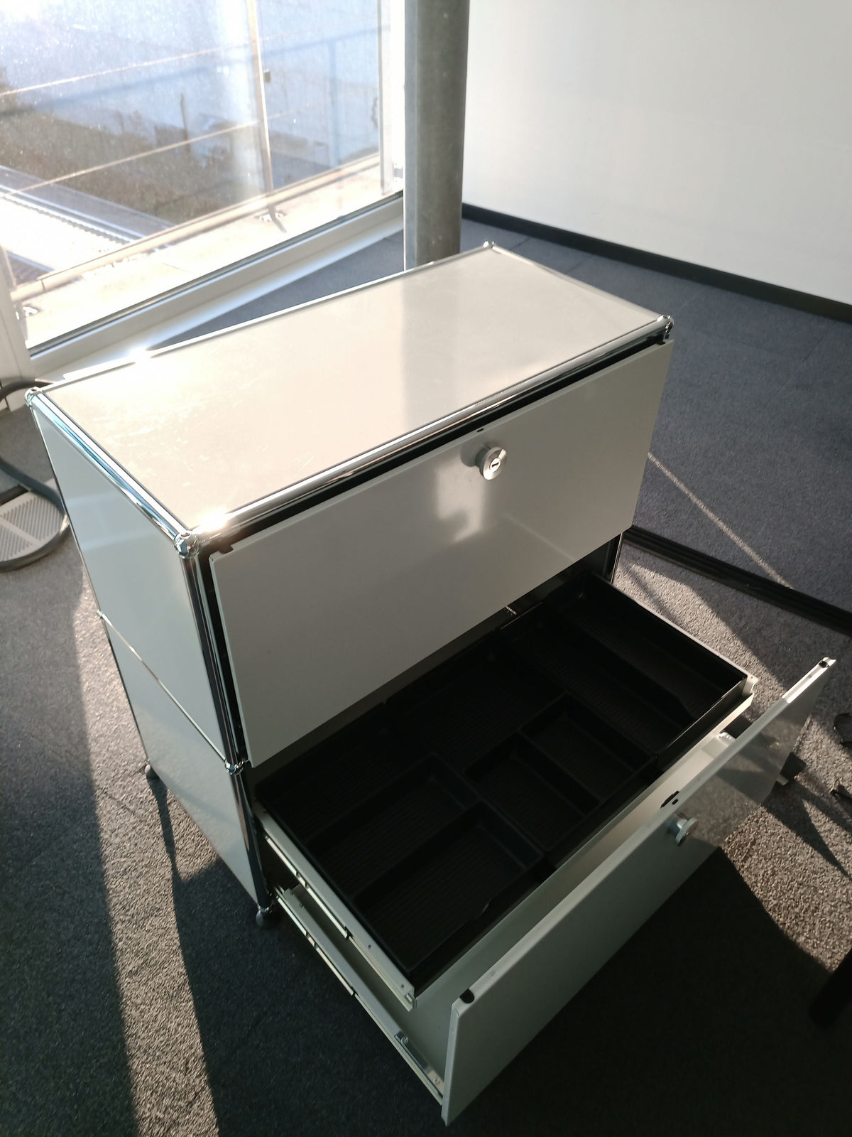 USM Haller 1x2, Lichtgrau, 2 Ausziehtüren, 3 Ausziehtablare, mit Einlegerahmen