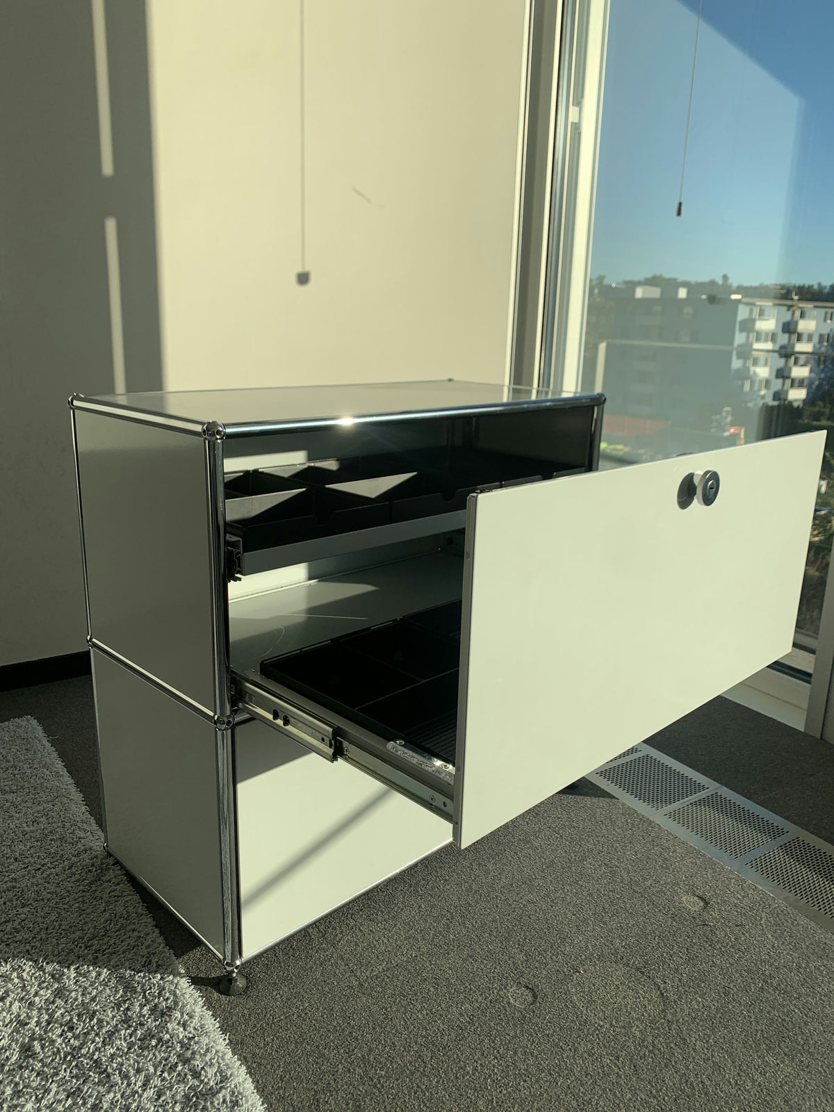 USM Haller Regal 1x2, Lichtgrau, 2 Ausziehtüren, 1 Ausziehtablar – offen