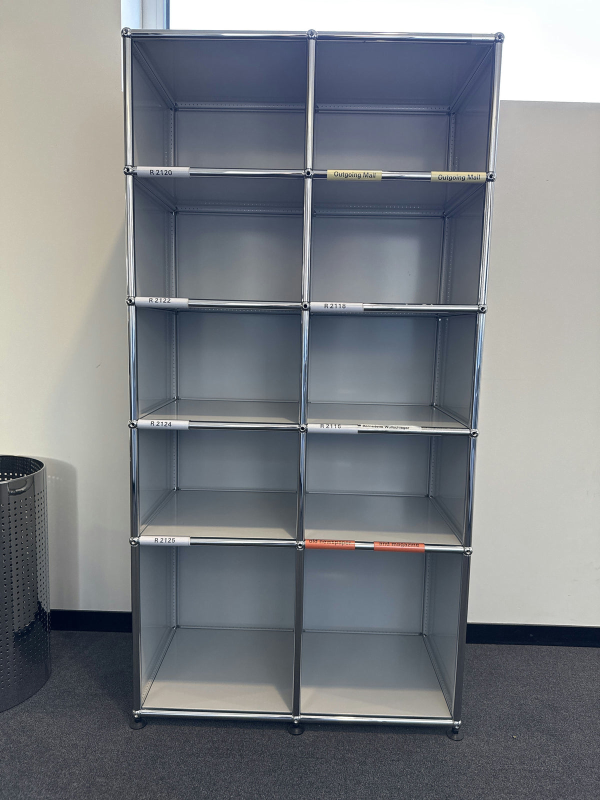 USM Haller Regal 2x5, Lichtgrau, offen – geschlossen