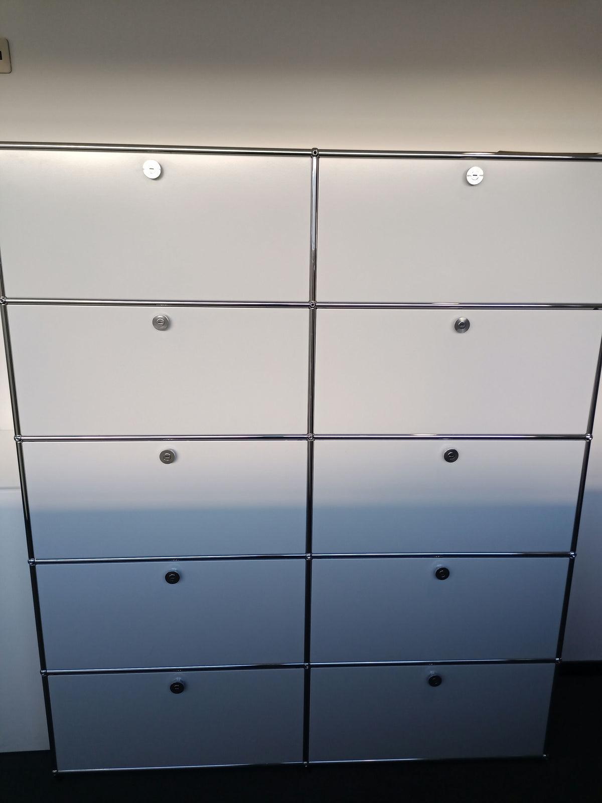 USM Haller Regal 2x5, Lichtgrau, 8 Klapptüren, 2 Ausziehtüren – geschlossen