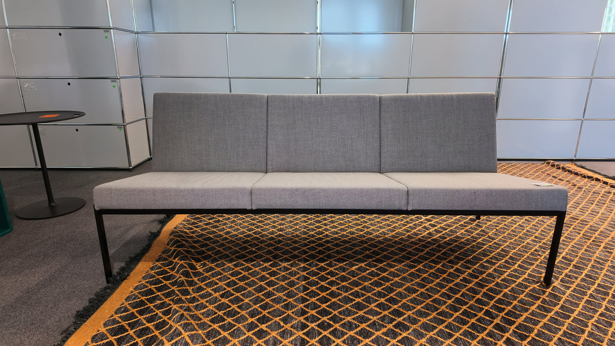 Artek Kiki Sofa 3-Sitzer, Grau, Gestell Schwarz