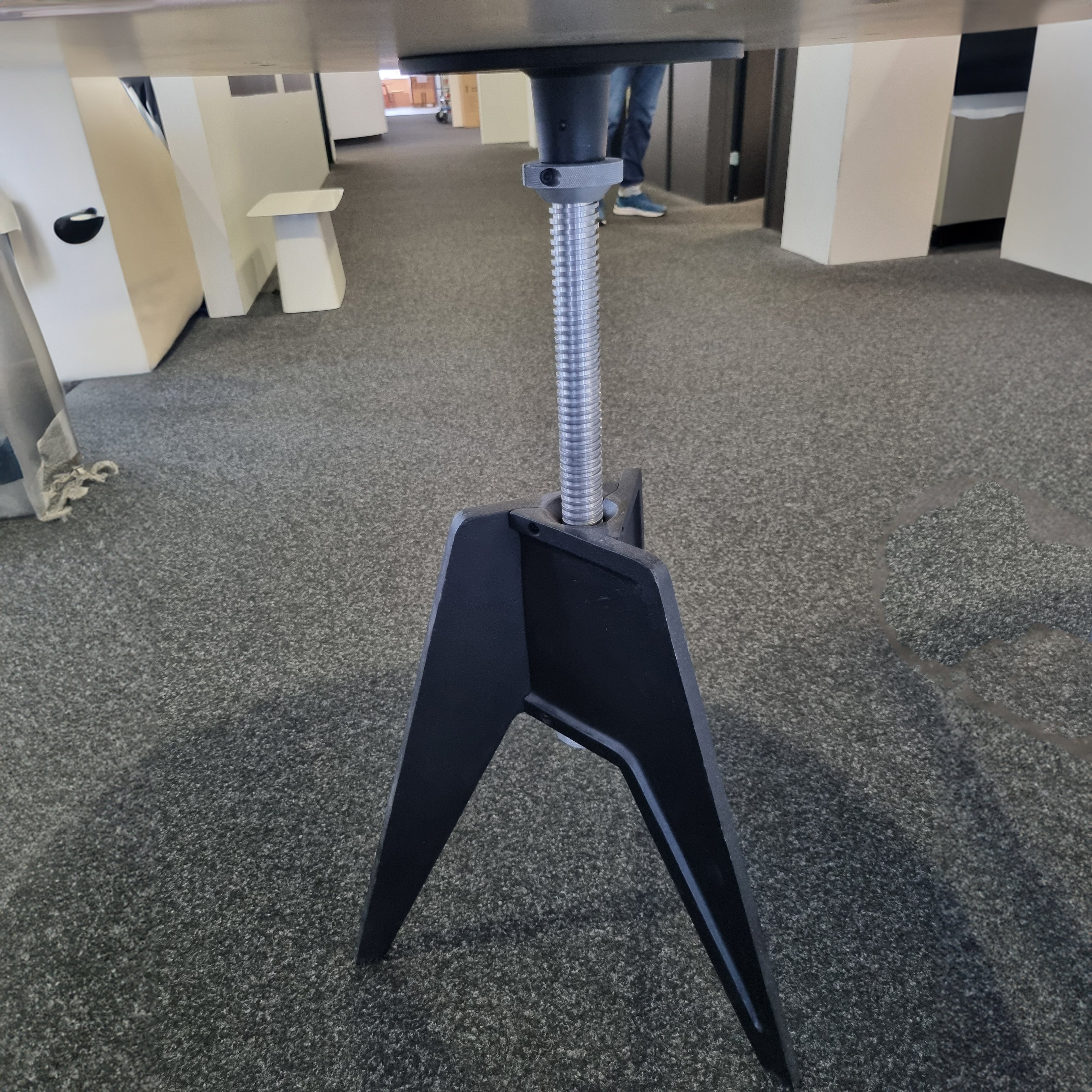 Tom Dixon Screw Beistelltisch höherverstellbar B0115