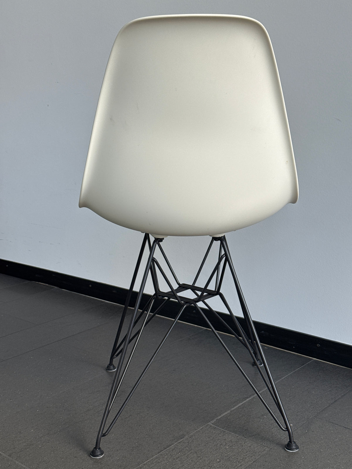 Vitra Eames DSR Stuhl, Creme/Orange – leicht gebraucht