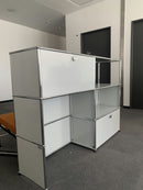 USM Haller Regal 2x3, Lichtgrau, 1 Klapptüre, 1 Ausziehtüre – offen
