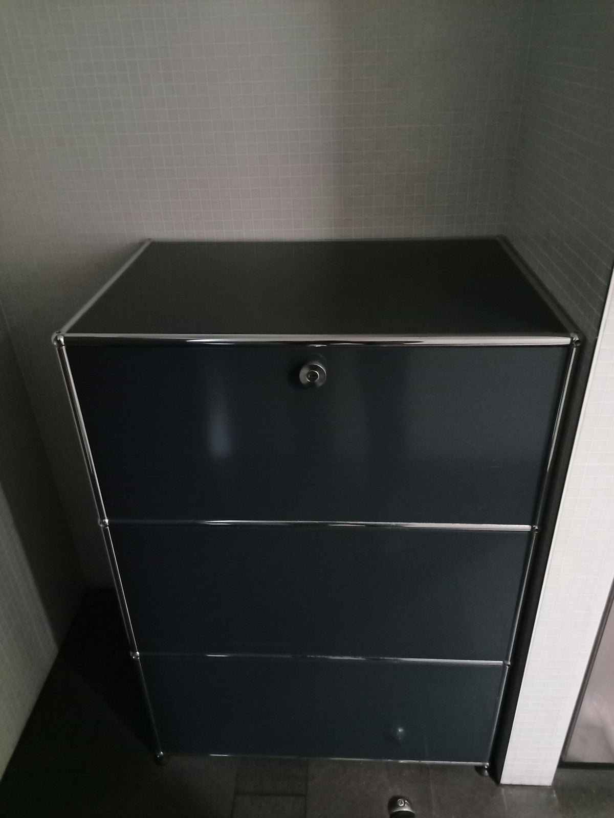 USM Haller 1x3 Tiefe 50, Graphitschwarz, 3 Ausziehtüren, 3 Ausziehtablare – geschlossen