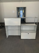 USM Haller Regal 2x3, Lichtgrau, 1 Klapptüre, 1 Ausziehtüre – geschlossen