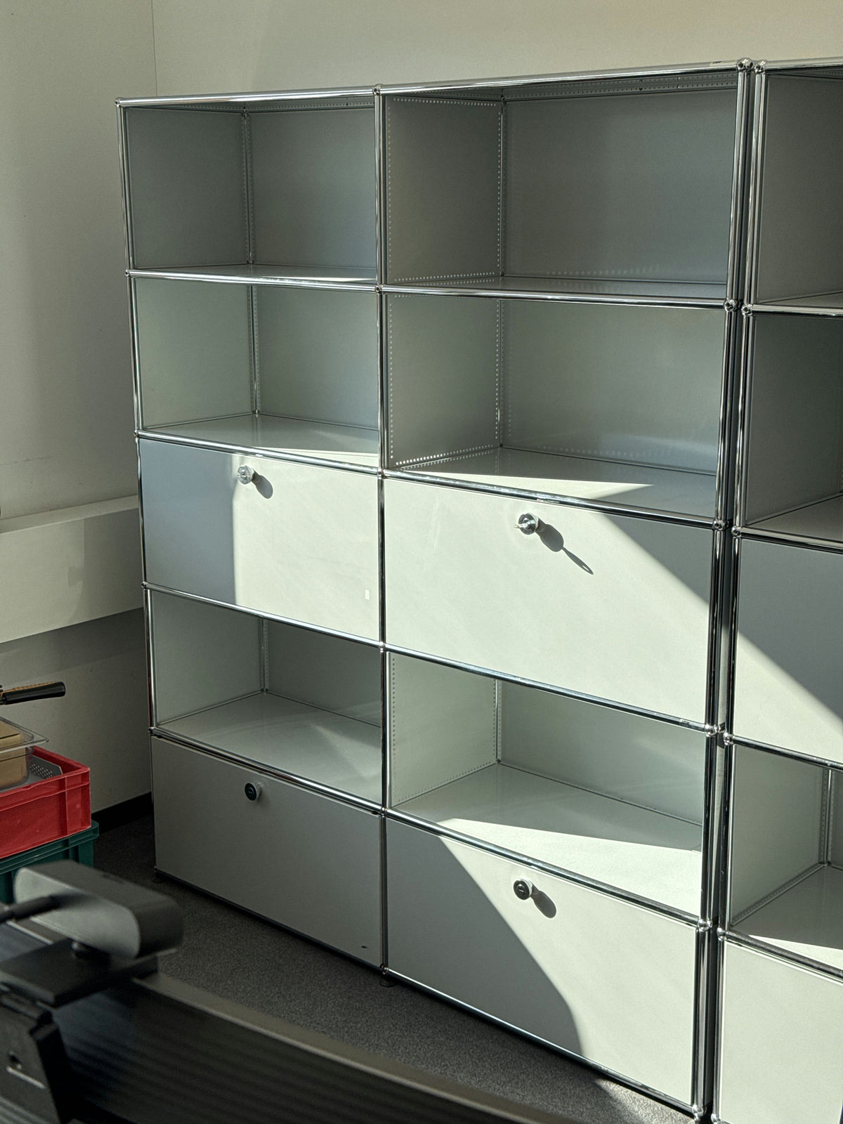 USM Haller Regal 2x5, Lichtgrau, 2 Klapptüren, 2 Ausziehtüren – geschlossen