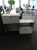USM Haller Regal 2x3, Lichtgrau, 1 Klapptüre, 1 Ausziehtüre – geschlossen