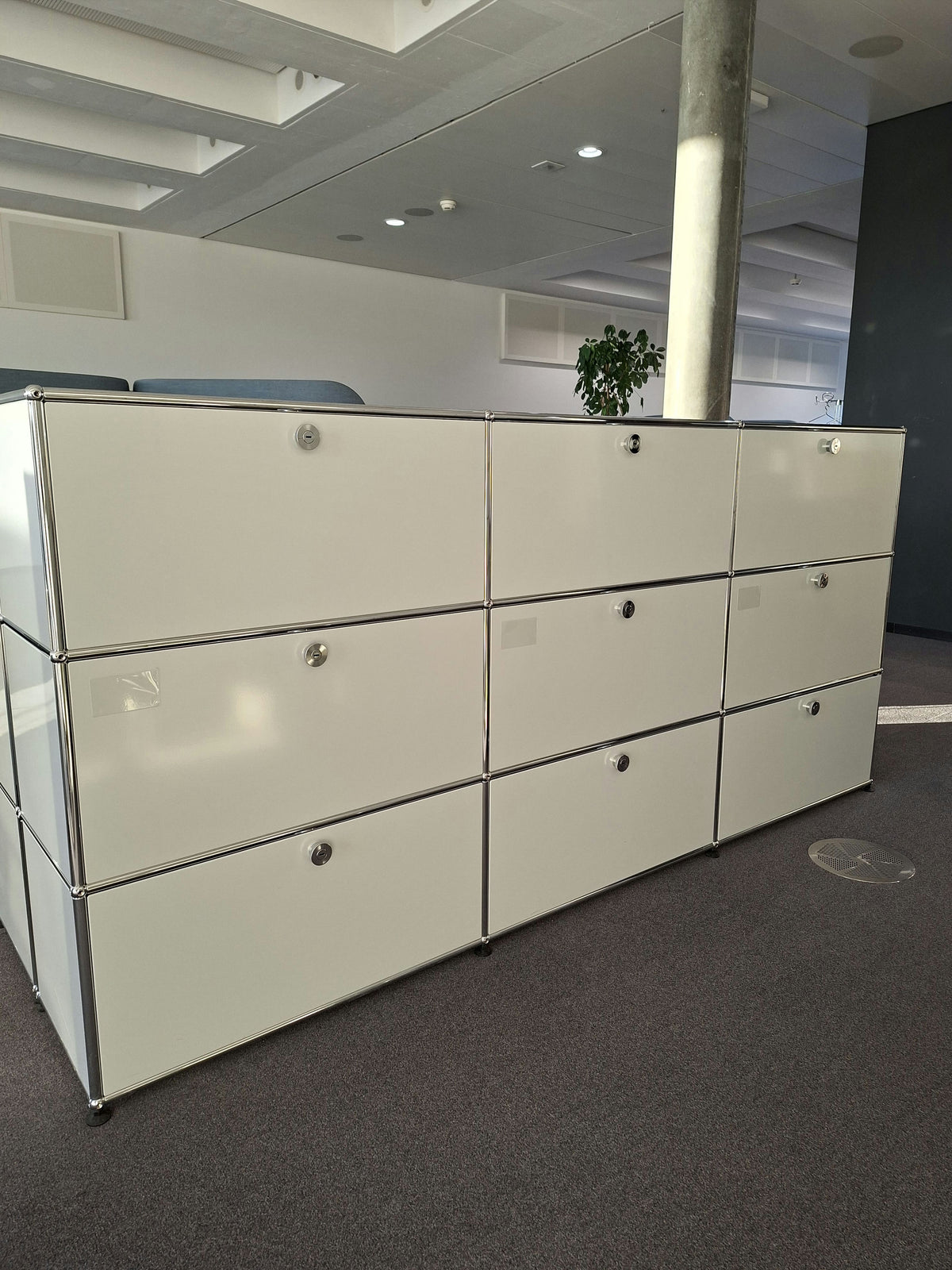 USM Haller Regal 3x3, Lichtgrau, 6 Klapptüren, 3 Ausziehtüren