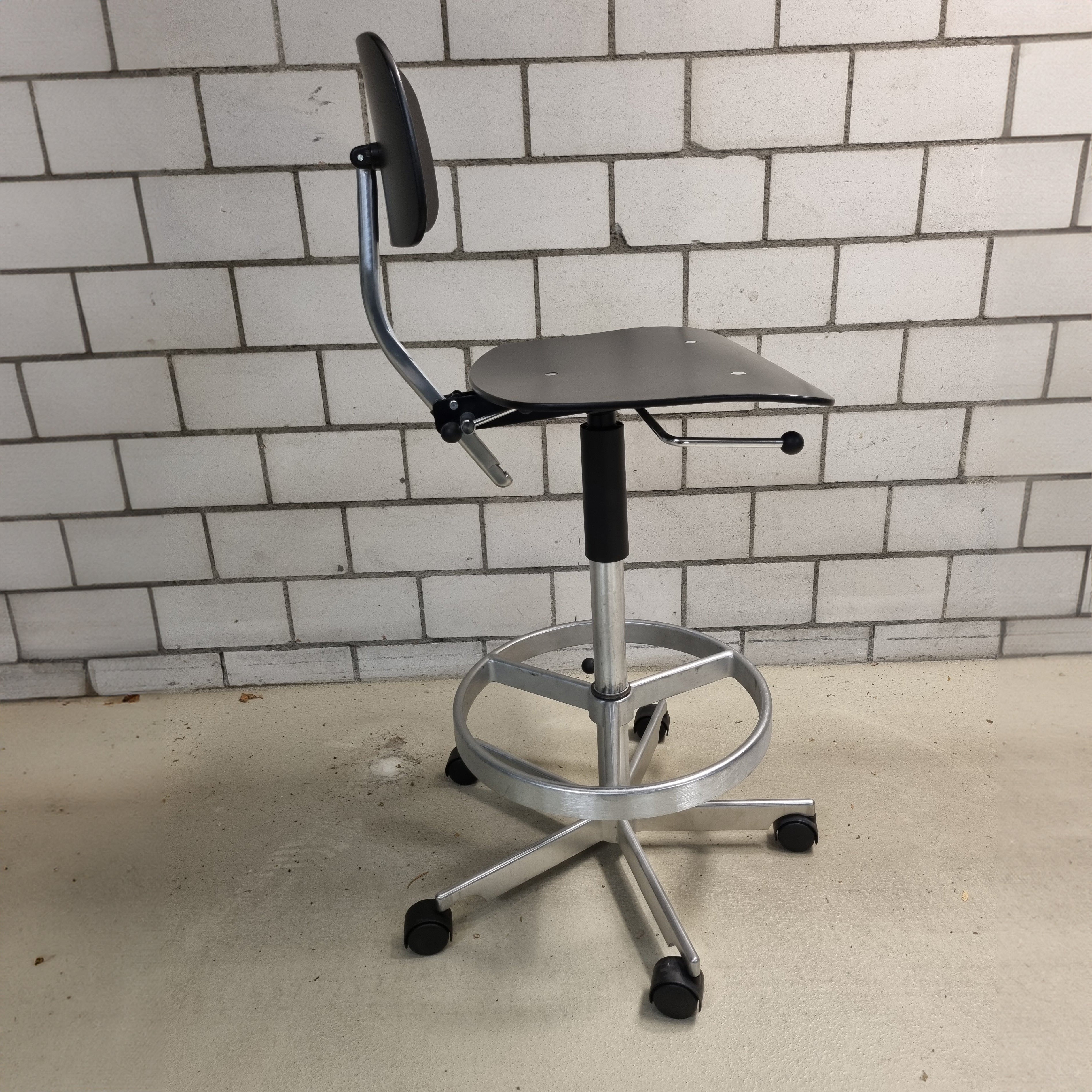 Engelbrechts KEVI 2533 Drehhocker Schwarz mit Lehne