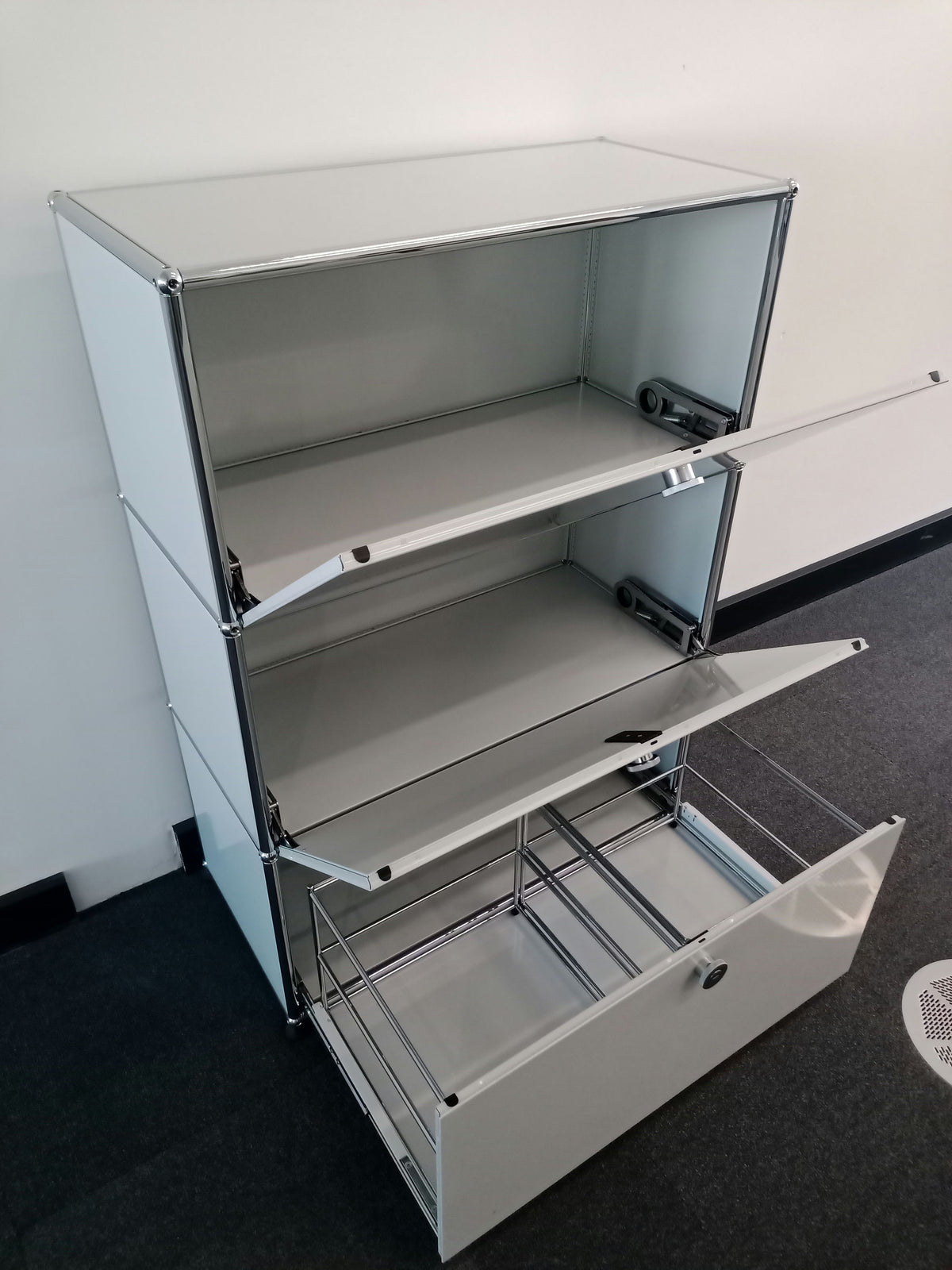 USM Haller Regal 1x3, Lichtgrau, 2 Klapptüren, 1 Ausziehtüre – offen