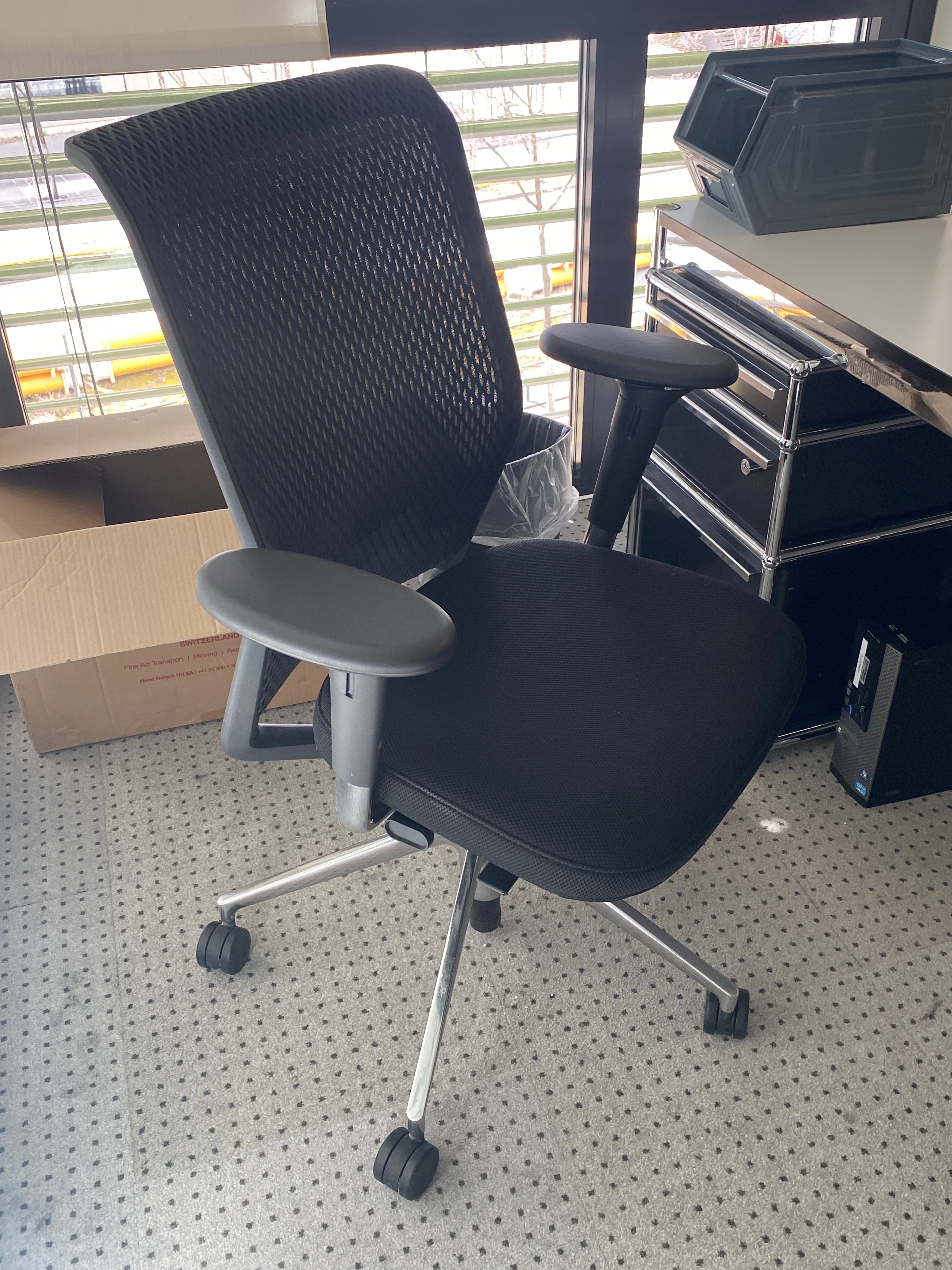 Vitra Mesh (510) Bürodrehstuhl mit Armlehne Schwarz B0725