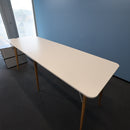 Bene Timba Stehtisch, Weiss, Beine Eiche, 280 × 90 cm