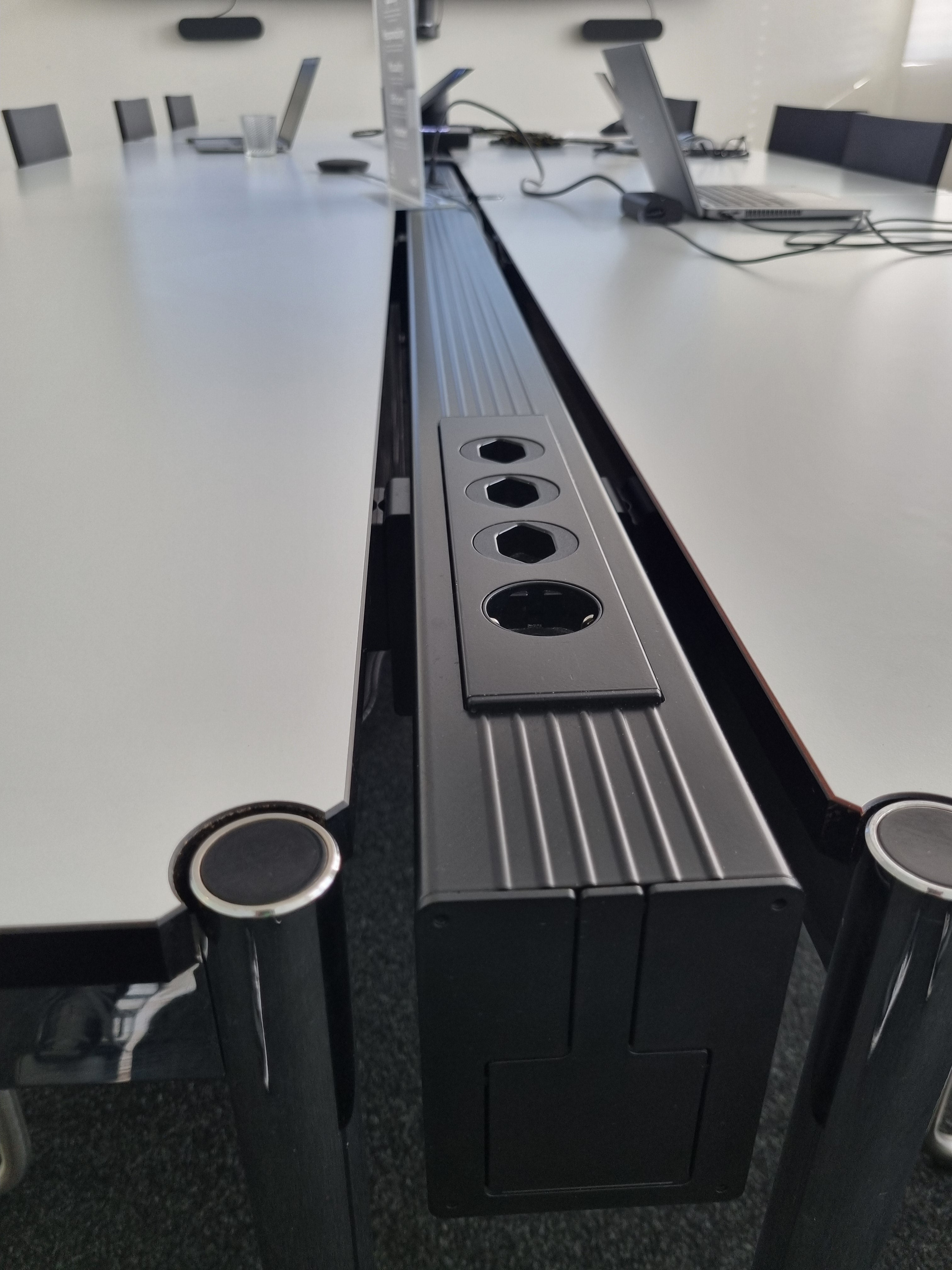 USM Kabelkanal mit integrierter Steckerleiste B0289