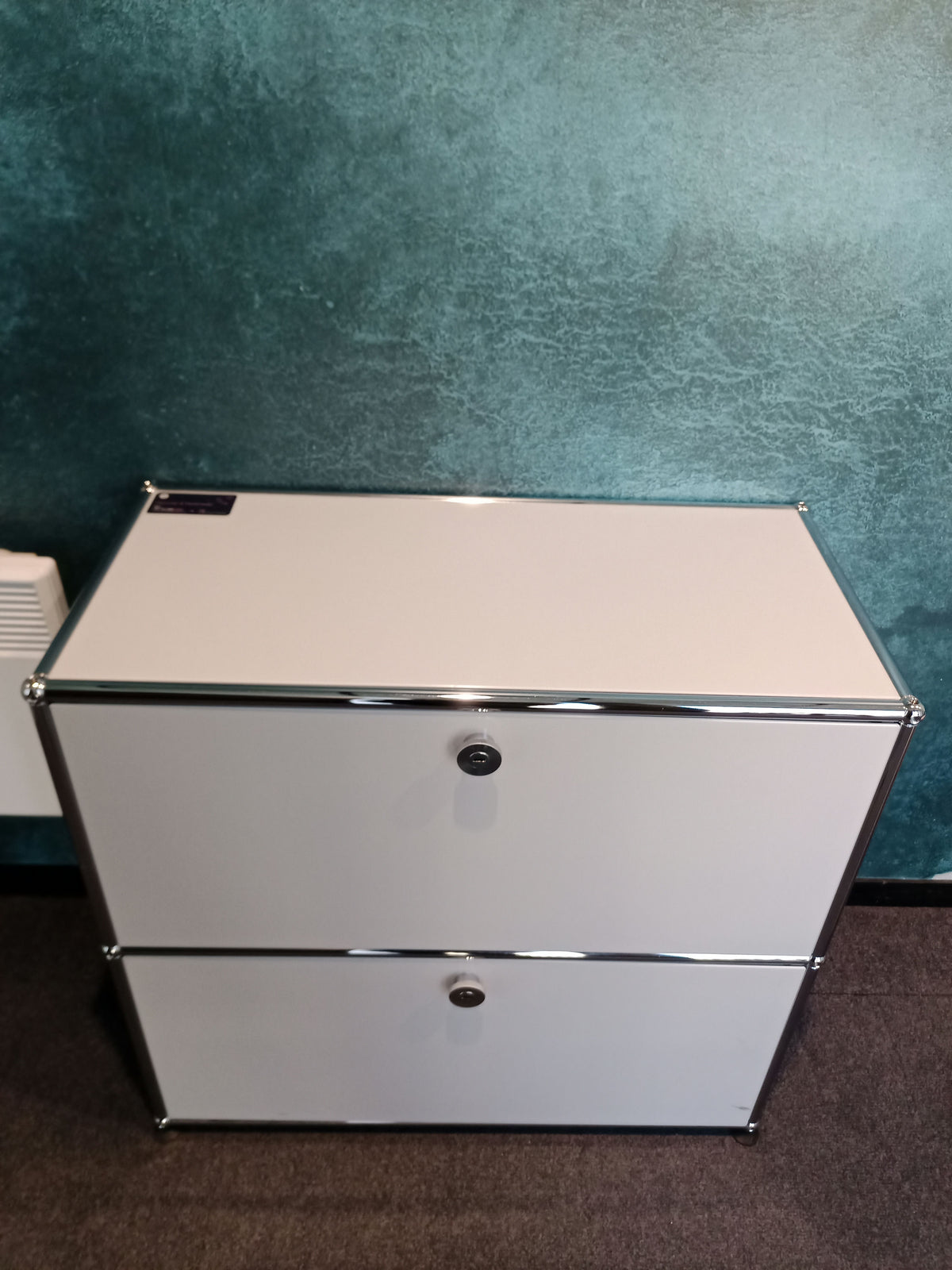 USM Haller Regal 1x2, Lichtgrau, 2 Ausziehtüren, 3 Ausziehtablare – geschlossen