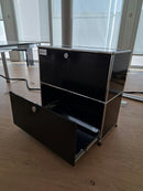 USM Haller Regal 1x2, Graphitschwarz, 2 Ausziehtüren, 2 Ausziehtablare – offen