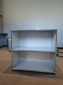 USM Haller Regal 1x2, Lichtgrau, offen – geschlossen