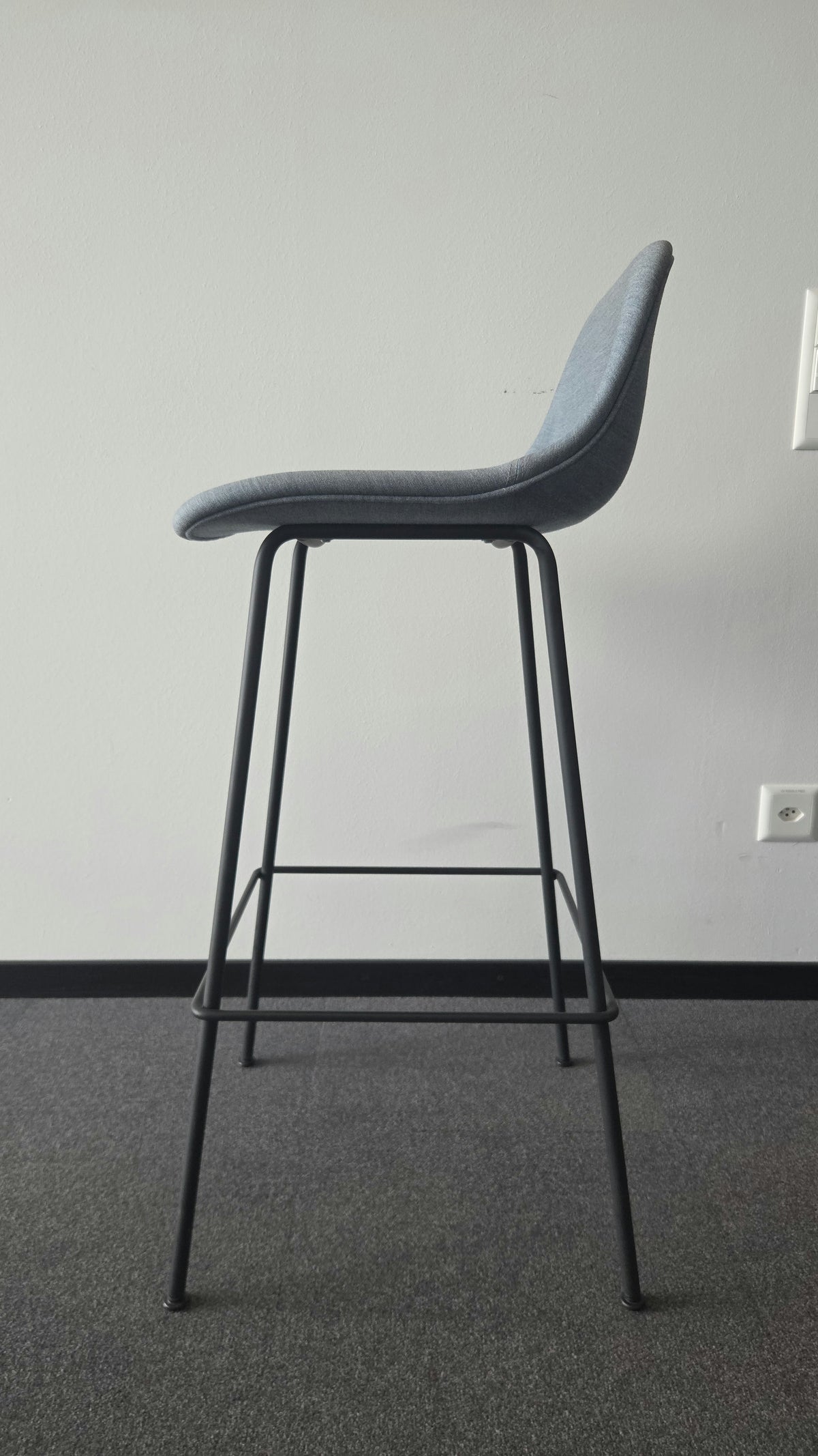 Muuto Fiber Bar Stool Barhocker mit Rückenlehne, Stoff Blau
