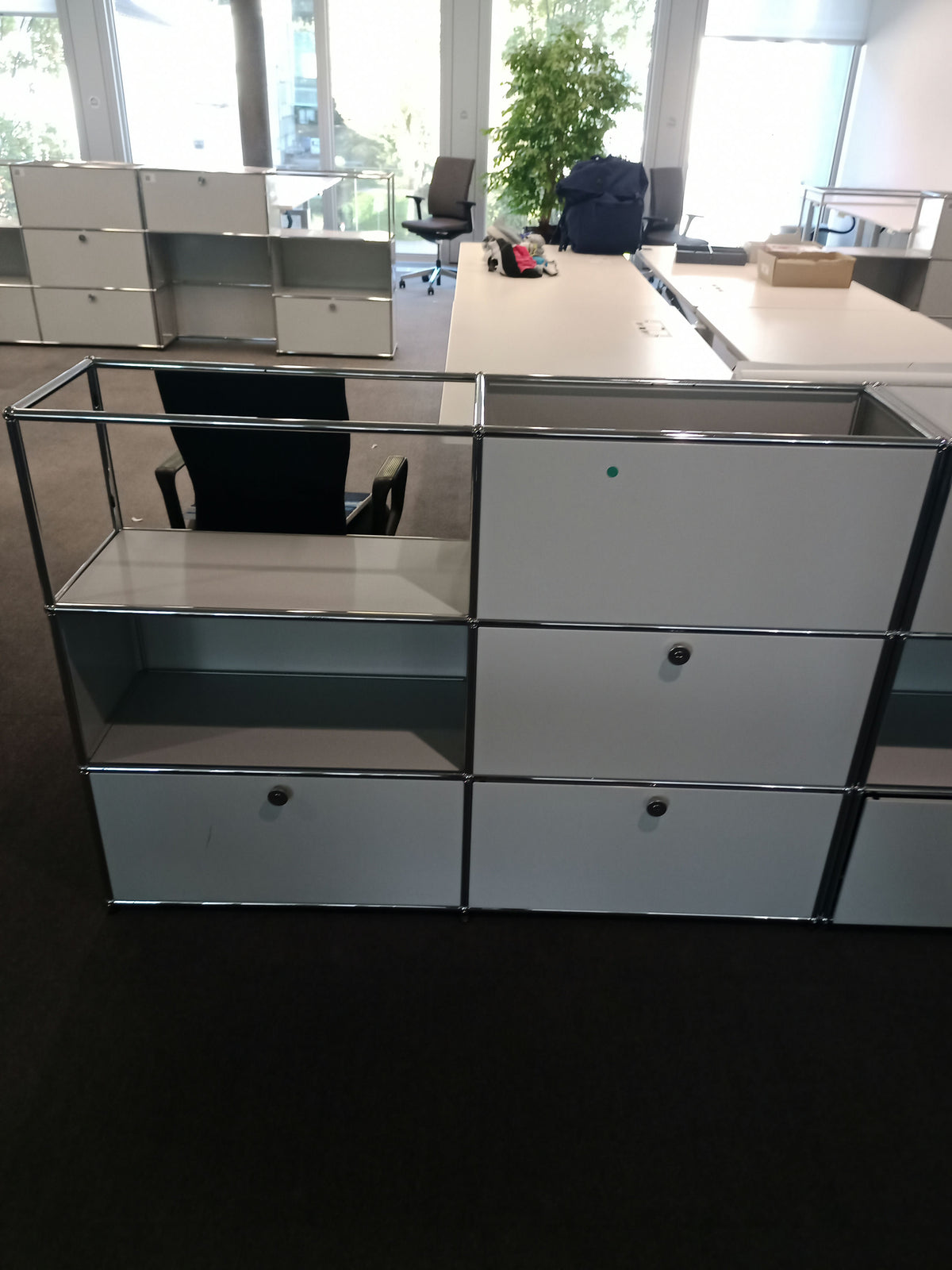 USM Haller Regal 2x3, Lichtgrau, 1 Klapptüre, 2 Ausziehtüren – geschlossen