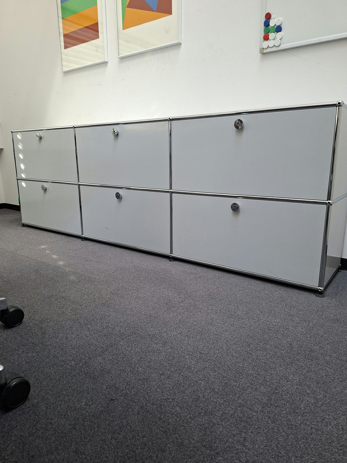USM Haller Regal 3x2, Lichtgrau, 3 Klapptüren, 3 Ausziehtüren – geschlossen
