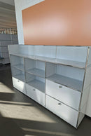 USM Haller Regal 3x4, Lichtgrau, 3 Klapptüren, mit Buffet-Ebene – offen