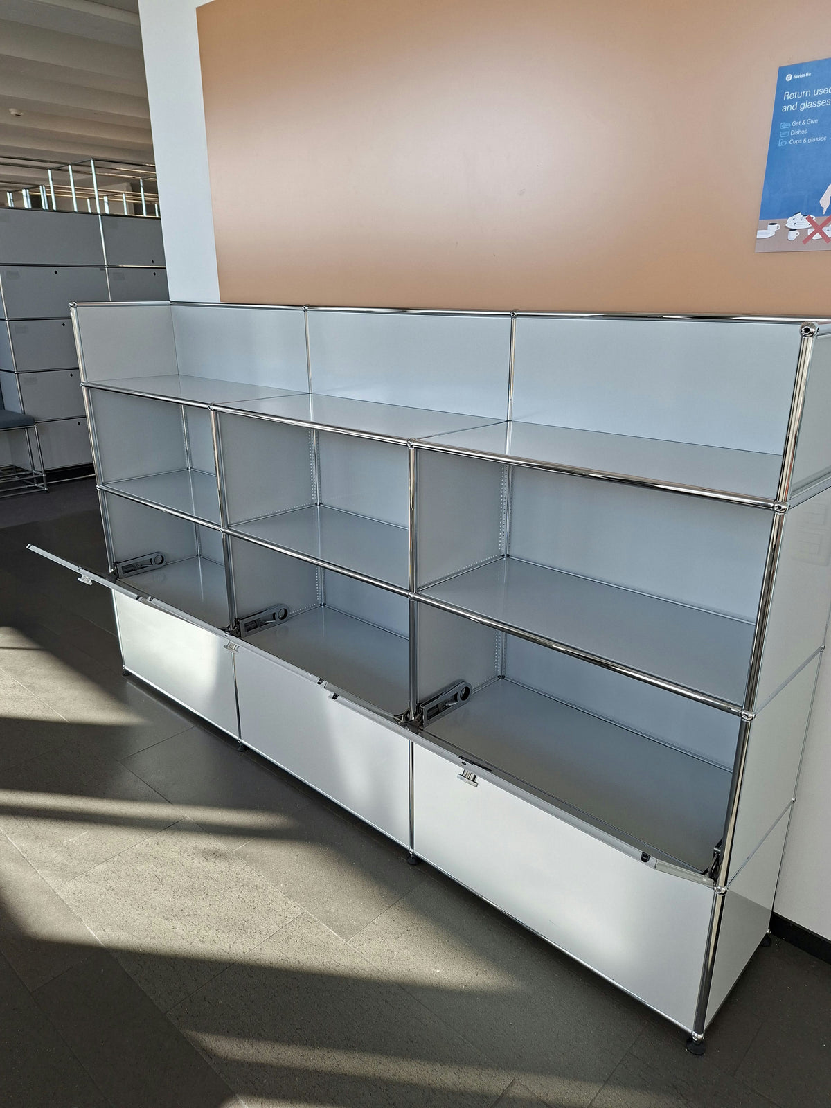 USM Haller Regal 3x4, Lichtgrau, 3 Klapptüren, mit Buffet-Ebene – offen