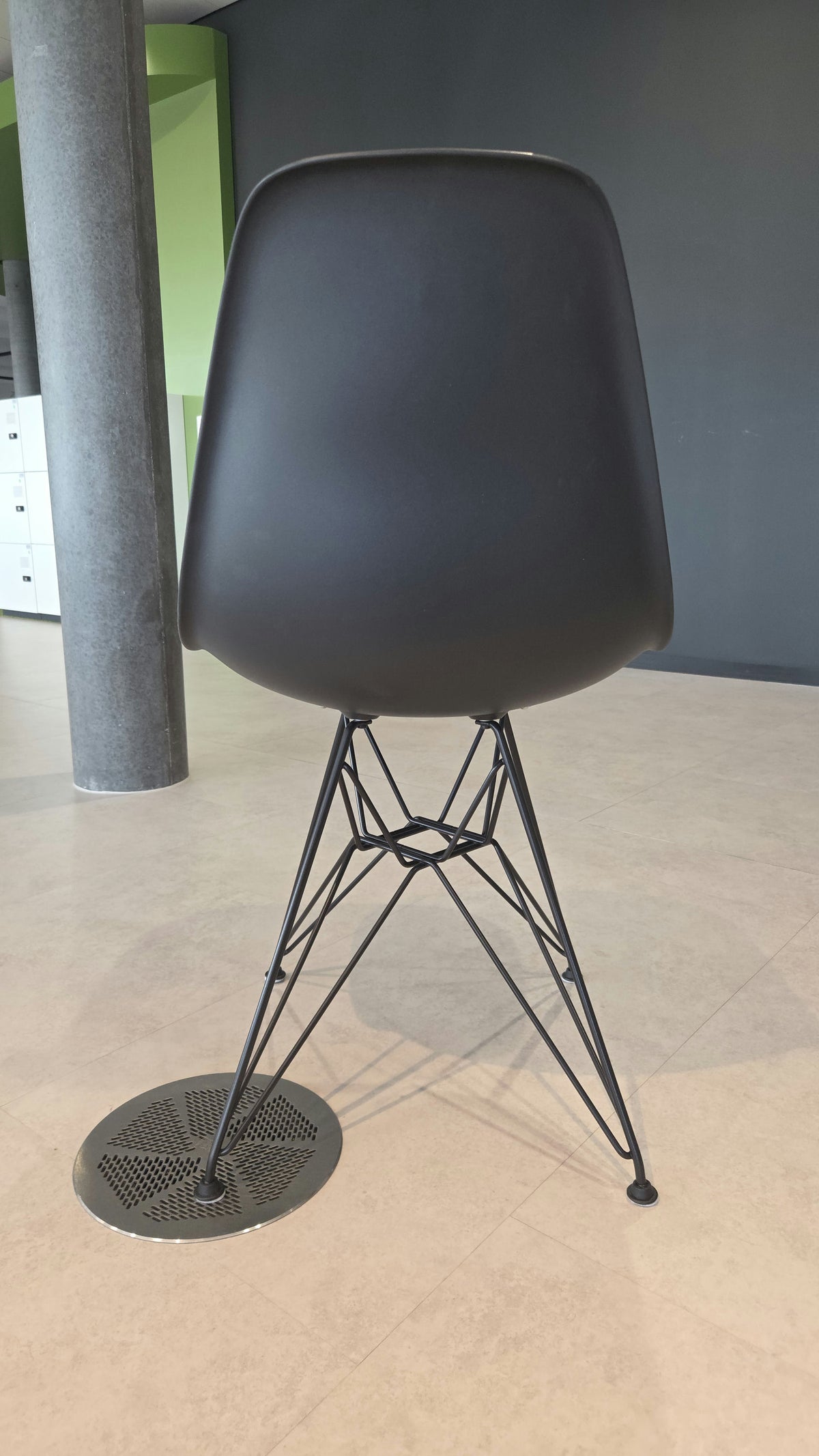 Vitra Eames Plastic Side Chair DSR, Schwarz mit Sitzpolster Graublau