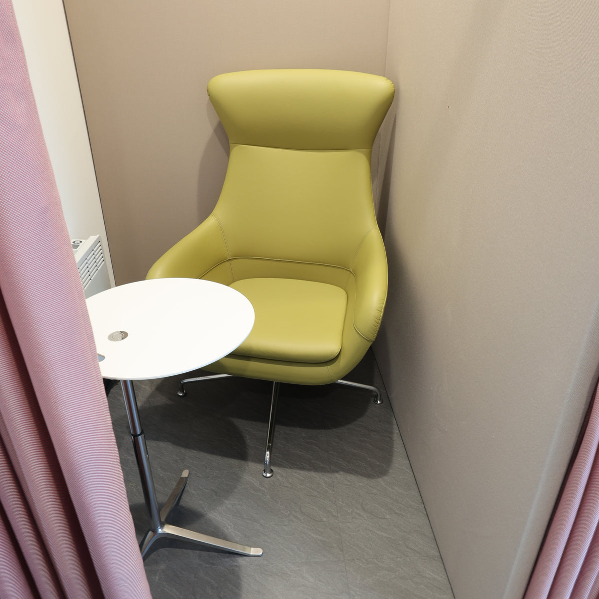 Fritz Hansen Little Friend, Weiss – stark gebraucht