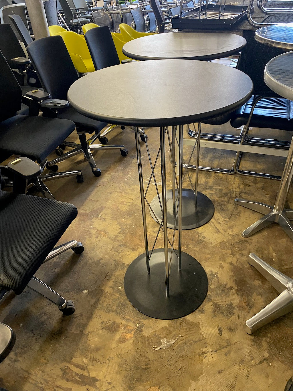 Bistrotisch mit schwarzer Platte