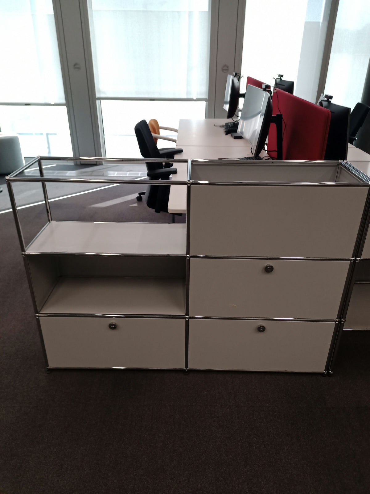 USM Haller Regal 2x3, Lichtgrau, 1 Klapptüre, 2 Ausziehtüren – geschlossen