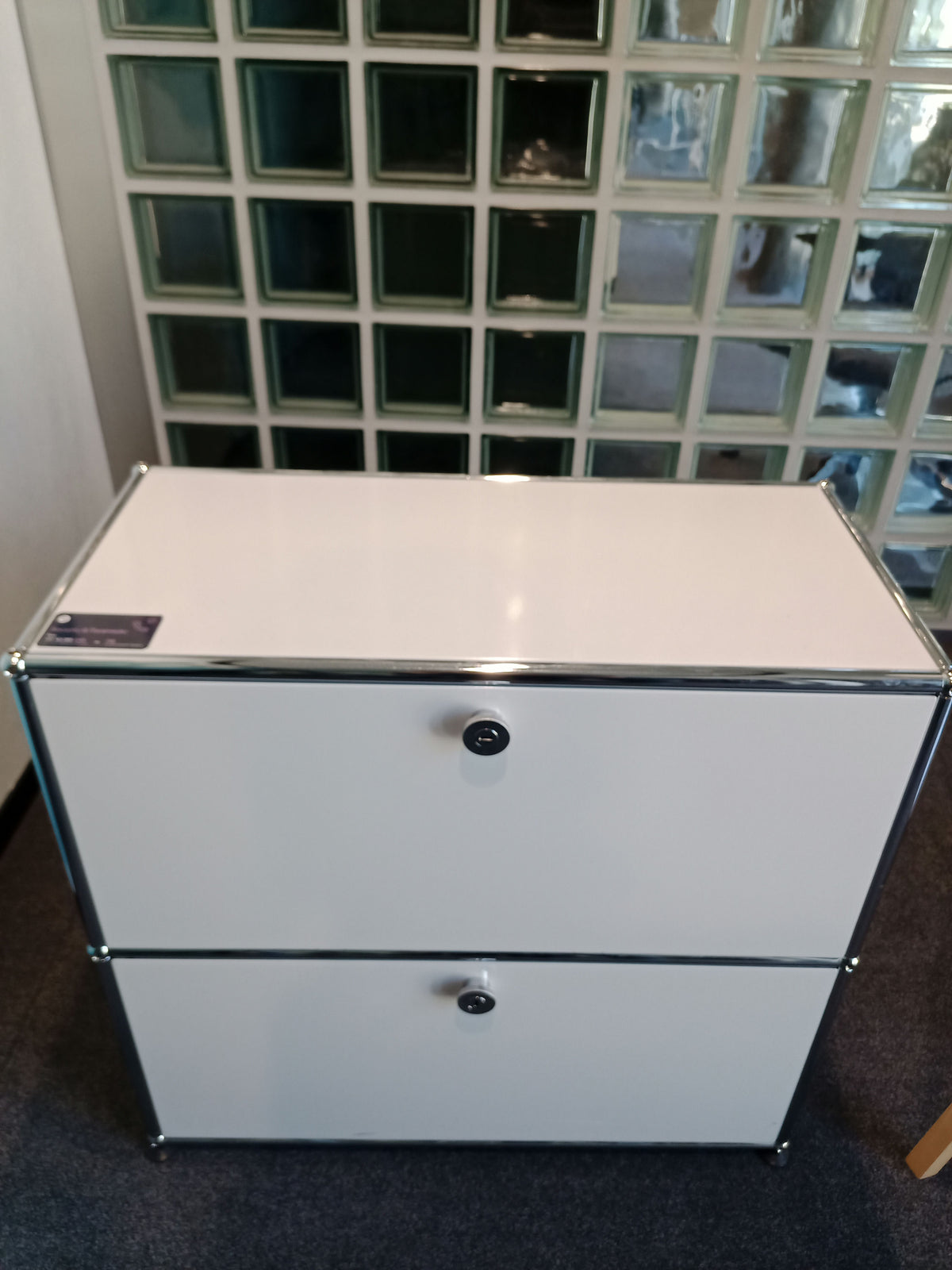 USM Haller Regal 1x2, Lichtgrau, 2 Ausziehtüren, 3 Ausziehtablare – geschlossen