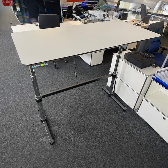 USM Kitos E Höhenverstellbarer Tisch 150x75cm B0087