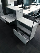 USM Haller Regal 2x3, Lichtgrau, 1 Klapptüre, 1 Ausziehtüre – offen