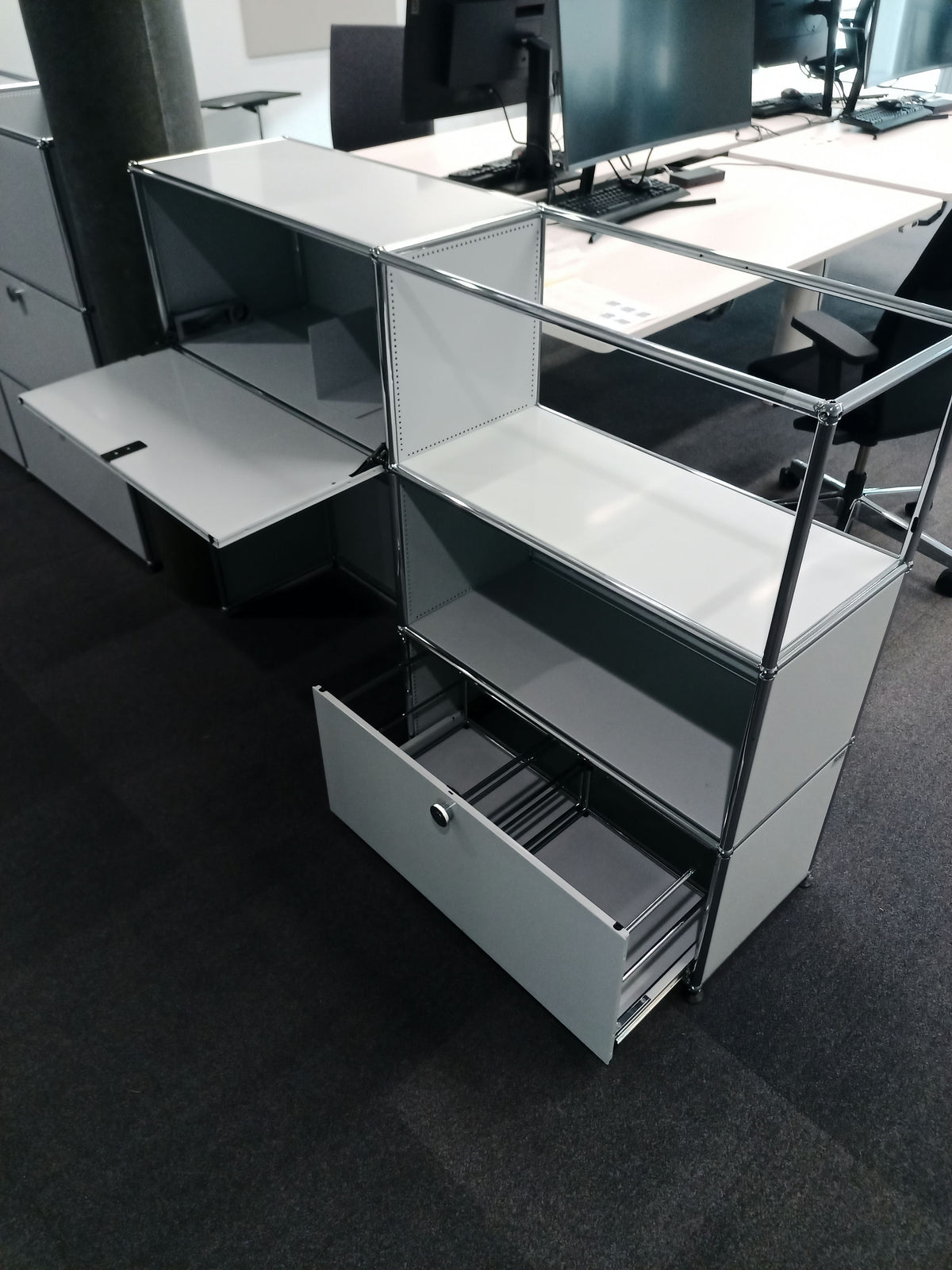 USM Haller Regal 2x3, Lichtgrau, 1 Klapptüre, 1 Ausziehtüre – offen