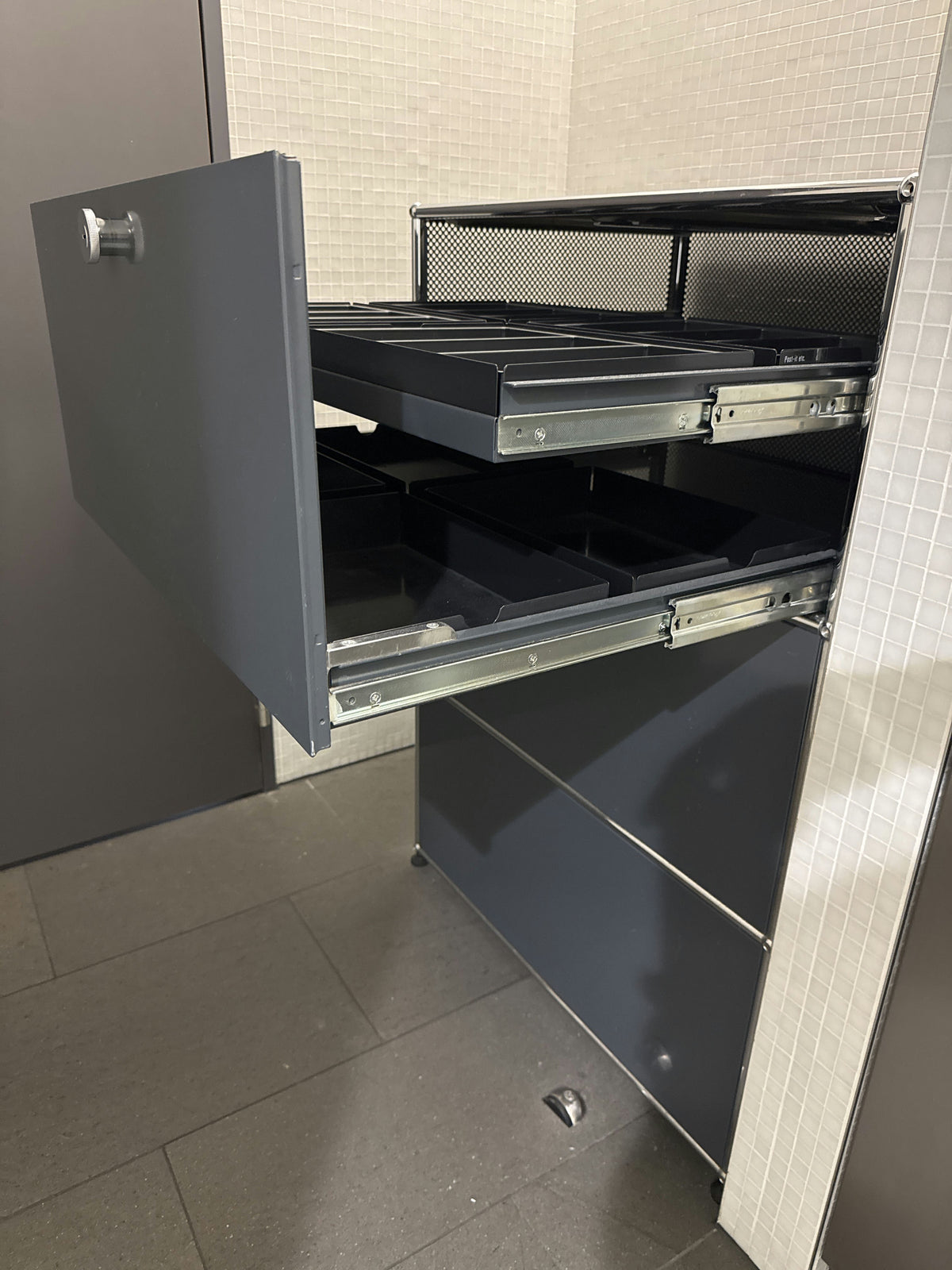 USM Haller Regal 1x3, Ausziehtüre, Ausziehtablar – offen
