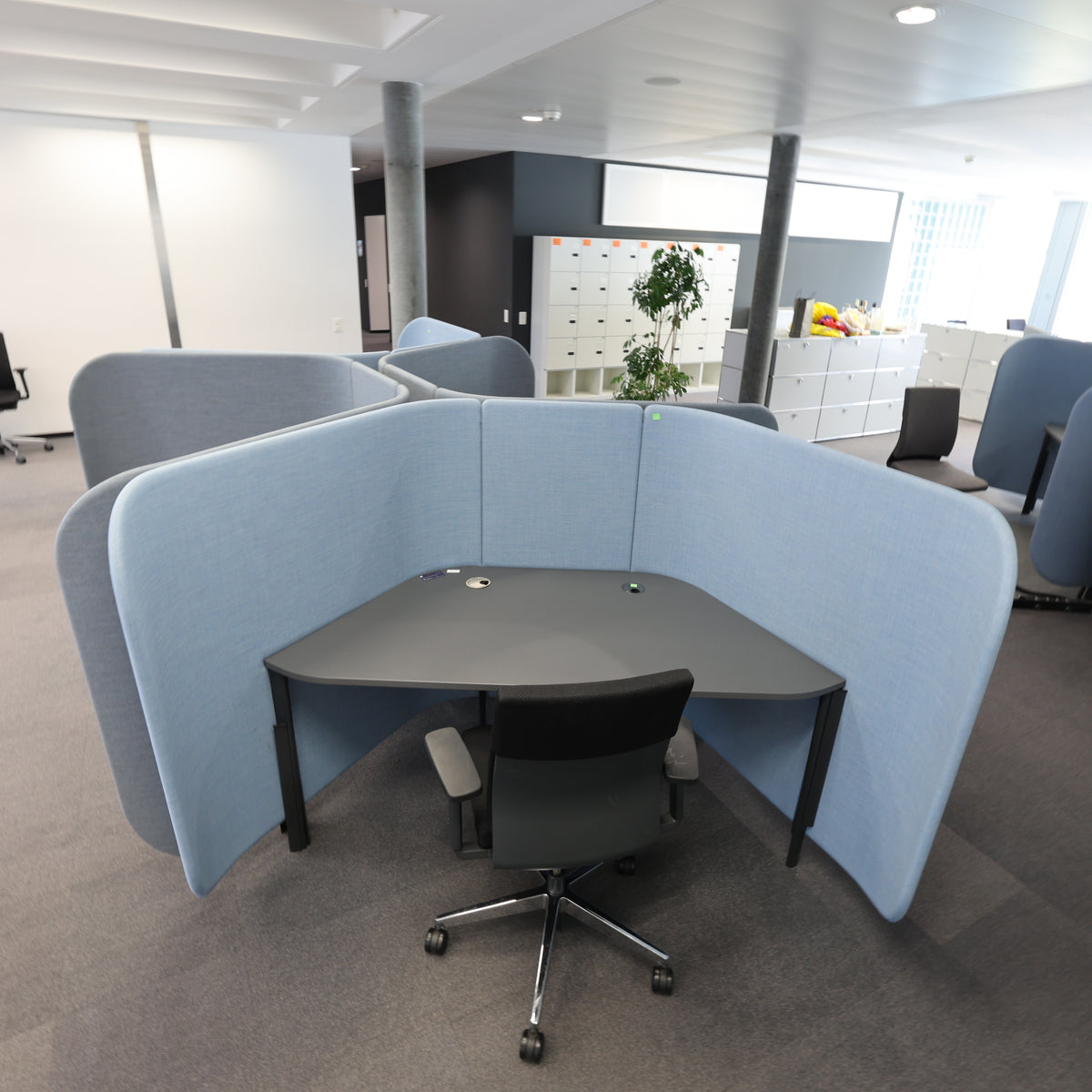 Schreibtisch Trapezform, Platte Grau, Gestell Schwarz, 169 × 76 cm
