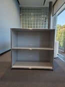 USM Haller Regal 1x2, Lichtgrau, offen – geschlossen