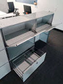 USM Haller Regal 2x3, Lichtgrau, 2 Klapptüren, 1 Ausziehtüre – offen