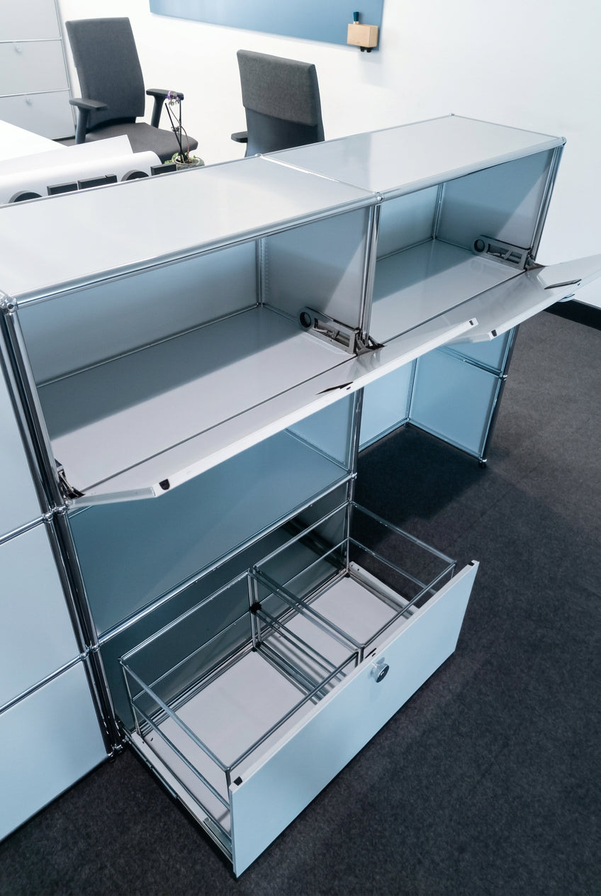 USM Haller Regal 2x3, Lichtgrau, 2 Klapptüren, 1 Ausziehtüre – offen
