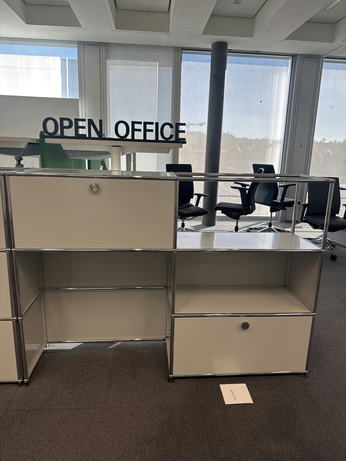 USM Haller Regal 2x3, Lichtgrau, 1 Klapptüre, 1 Ausziehtüre – geschlossen