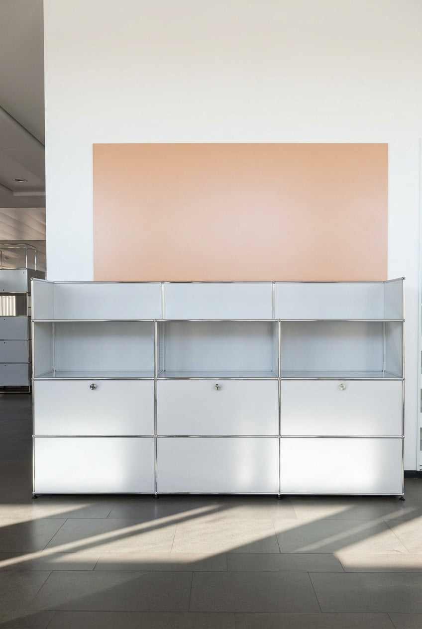 USM Haller Regal 3x4, Lichtgrau, 3 Klapptüren, mit Buffet-Ebene – geschlossen