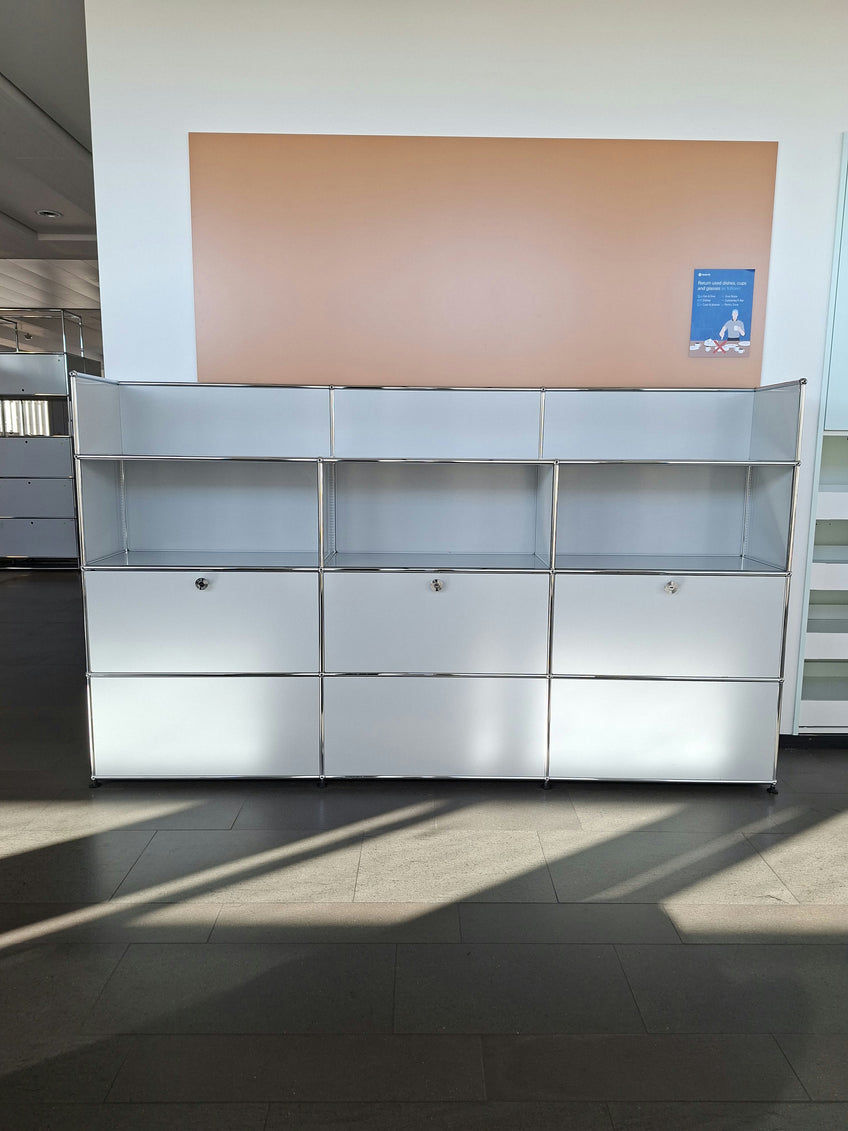 USM Haller Regal 3x4, Lichtgrau, 3 Klapptüren, mit Buffet-Ebene