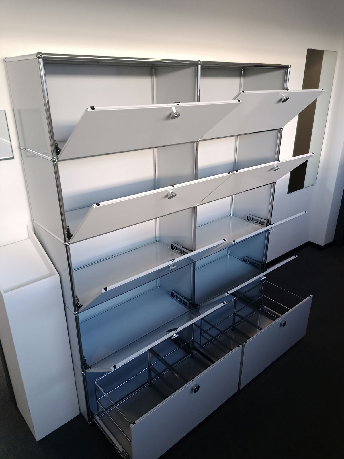 USM Haller Regal 2x5, Lichtgrau, 8 Klapptüren, 2 Ausziehtüren – offen