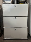 USM Haller Regal 1x3 Tiefe 50, Lichtgrau, 2 Klapptüren, 1 Ausziehtüre – geschlossen