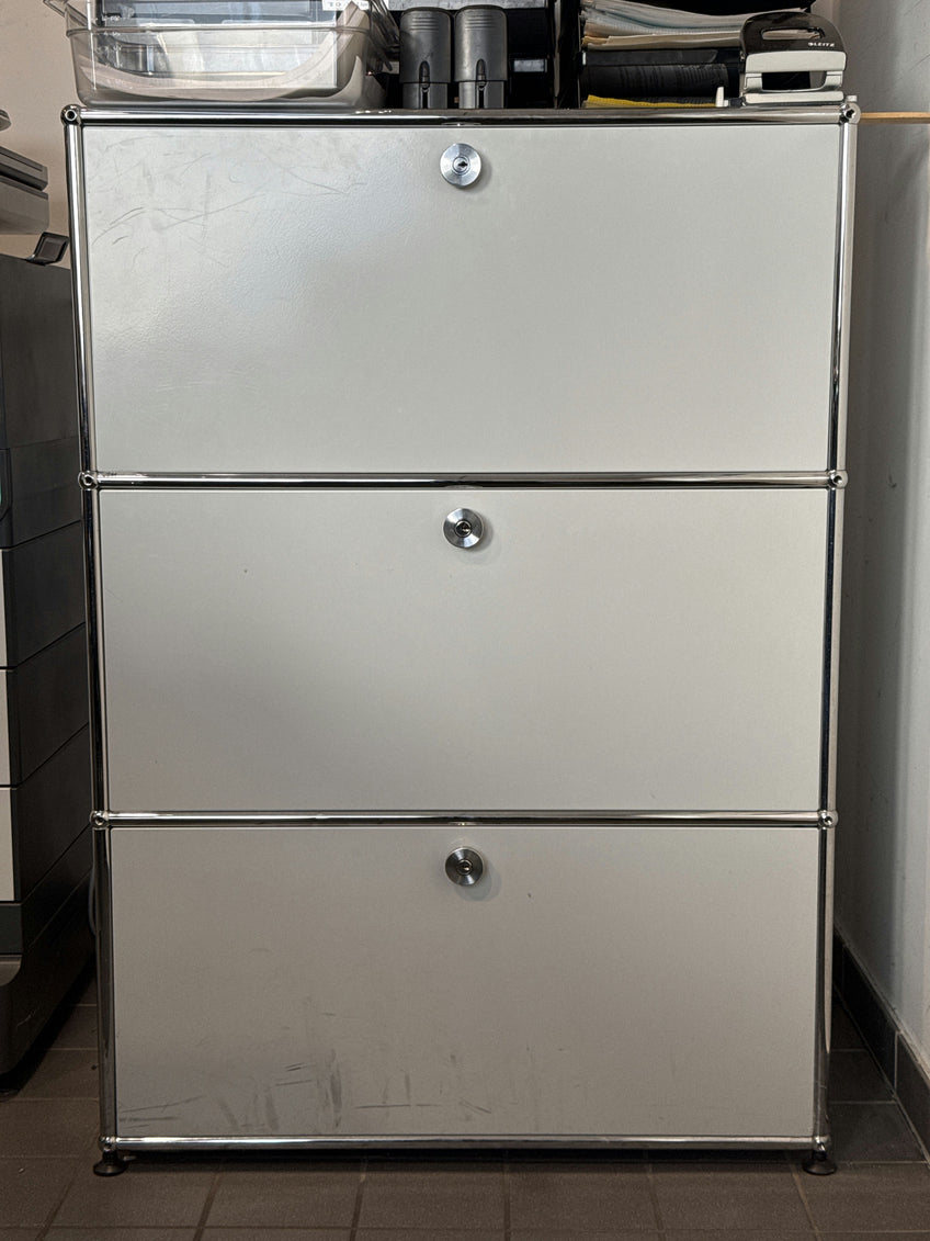 USM Haller Regal 1x3 Tiefe 50, Lichtgrau, 2 Klapptüren, 1 Ausziehtüre